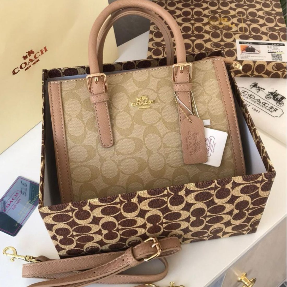 شنطة كوتش – الراحة الأنيقة Coach – Elegant Comfort Bag